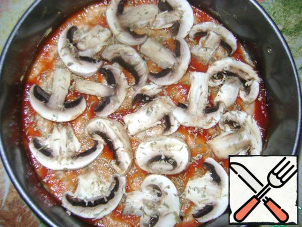 Next, lay out the sliced mushrooms and sprinkle with oregano. You can take any of your favorite herbs or spices.