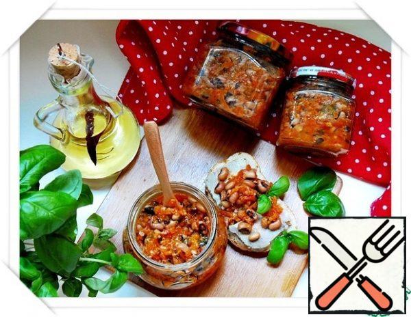 If you decide to make a preparation for the winter, add herbs, pour in another 50 g of vegetable oil, simmer for another 40 minutes. Turn down the heat to a minimum so that the mass boils slightly, and put the vegetables in hot sterilized jars. When you lay out, try to distribute the juice evenly in all the jars, because the beans will still absorb it. Wrap with hot, dry lids. You do not need to turn over the cans, just wrap them in a "fur coat", after a day you can put them in a cool place for storage.
From these products, the finished caviar turned out to be 3.2 kg.
