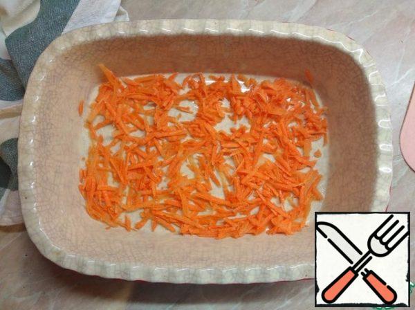 Pre-marinate the chicken meat (drumsticks) in a mixture of salt, pepper and cumin. I left it for the night. Lightly drizzle the bottom of the mold with oil and put the carrots grated on a large grater,