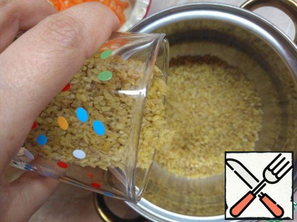 Rinse a glass of bulgur and