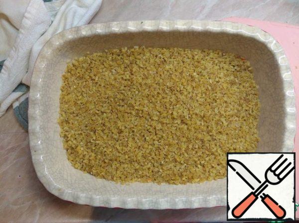 Pour about two and a half glasses of salted water or broth to generally cover the grits on one finger. Sprinkle lightly with ground cumin and salt, and minced garlic.