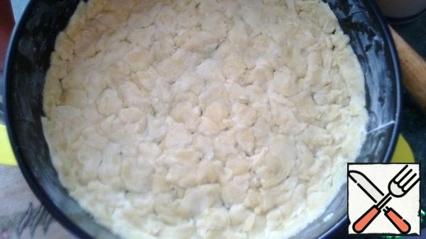 The baking dish is greased, you can butter, or margarine and spread the prepared dough. We make small sides (it was for the sides that we had to make the second portion of the dough.