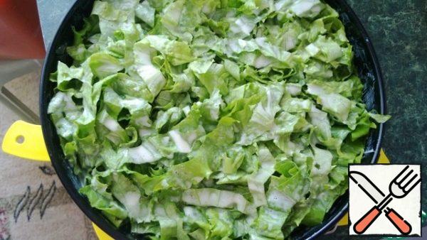 Place sliced ham, grated cheese and lettuce leaves on top of the dough. Everything is properly leveled and filled with the prepared filling. Place the pie in a preheated 180 gr. oven and bake for 45 minutes.