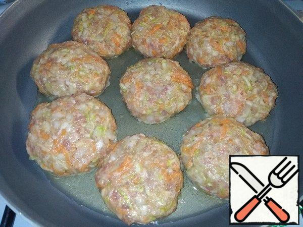 Then add 2-3 tablespoons of Barilla ARRABBIATA sauce, it will give the vegetables richness, since the zucchini itself does not have a pronounced taste and aroma, and carrots and onions are even sweet.
After mixing everything well again, we make small cutlets with our hands and put them on a preheated frying pan.