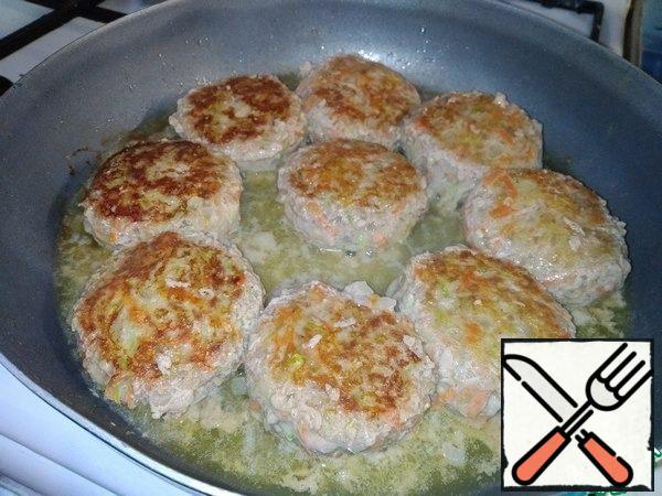 Fry on both sides over medium heat. To prevent the minced meat from sticking to your hands, you can moisten them with water or lubricate them with sunflower oil.