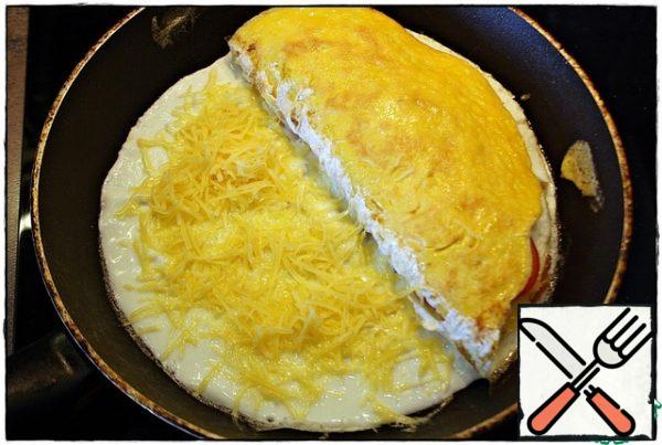 On the empty part of the pan, pour the remaining protein, after setting, sprinkle with the remaining part of the cheese and cover with half of the filling.