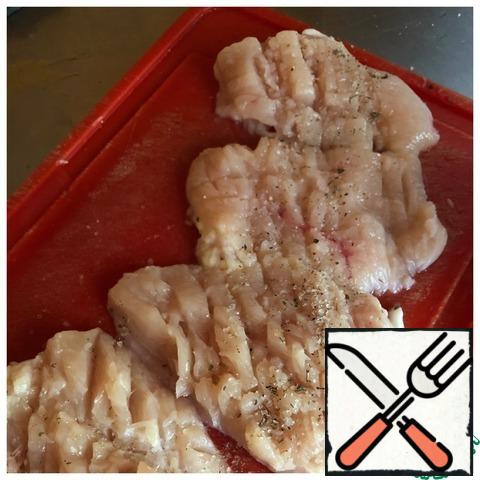 Cut the Breasts into portions,1-1. 5 cm thick. Beat it off with a knife edge, not too hard, without fanaticism. Add all the spices to the chops and continue to beat with a knife, driving the spices into the Breasts. Beat off the Breasts on both sides.