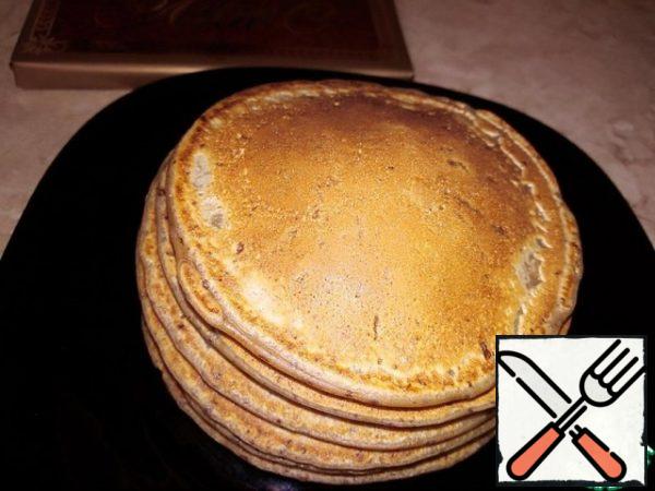 Bake 8 pancakes of equal size and the same round shape.
The diameter of the pancake is 12 cm, the thickness is 0.7 cm.