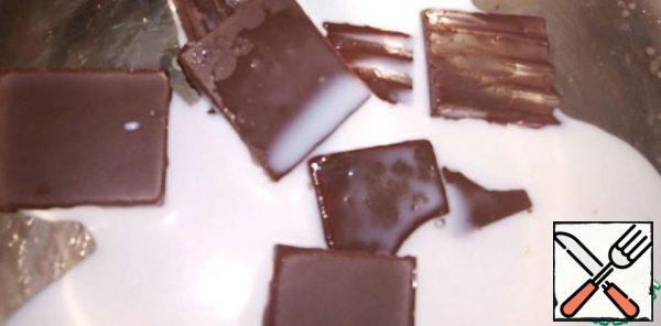 Prepare products for liquid decor-chocolate glaze: 4 squares from a 100-gram bar of chocolate ( I have a dark one) and 3 tablespoons of fresh milk. Heat the chocolate in milk, stirring, in a water bath or in a microwave oven.