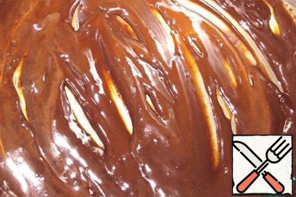 Just 1 minute later, the hot chocolate glaze will take a uniform shiny liquid consistency.