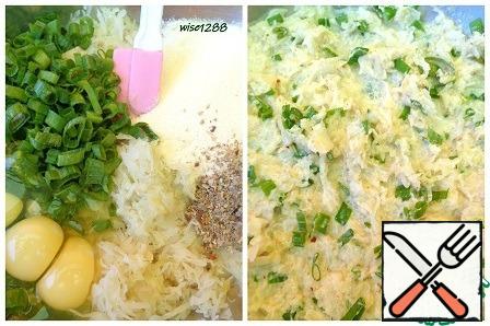 Combine the cabbage, green onion, egg, semolina, seasoning, green onion and salt. Stir.