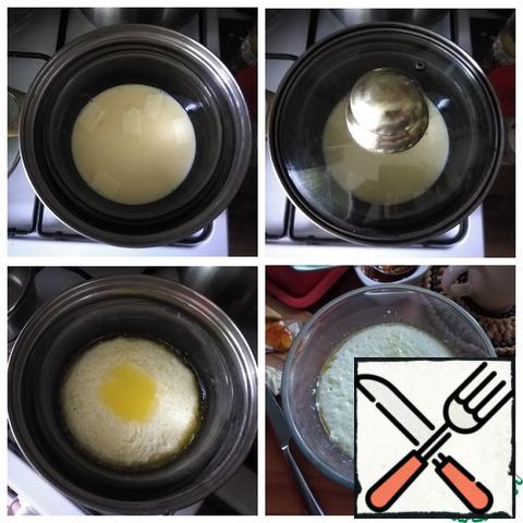 Put the dishes in a saucepan, in which we pour water. The pot should be higher than the omelet dish, so that it can be safely covered with a lid. Water should be at the level of the contents of the dishes with the omelet. So the water will boil and not fall on the omelet, otherwise it will turn blue. Put the pan on the fire, cover with a lid. When the water boils, reduce the heat to a minimum. DON'T OPEN THE LID! It gathers the condensate. After 30 minutes, the 4-egg omelet is ready! You can eat it directly from this dish, or you can put it on a plate. With a knife, we draw around the wall of the dishes with the finished omelet, separating it from the walls, if it is stuck somewhere.