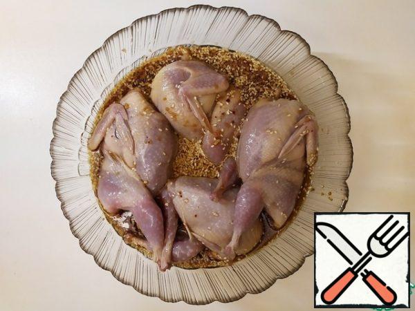 Place the quails in the marinade, cover them and put them in the refrigerator. Marinate from half an hour to 8 hours, turning occasionally.