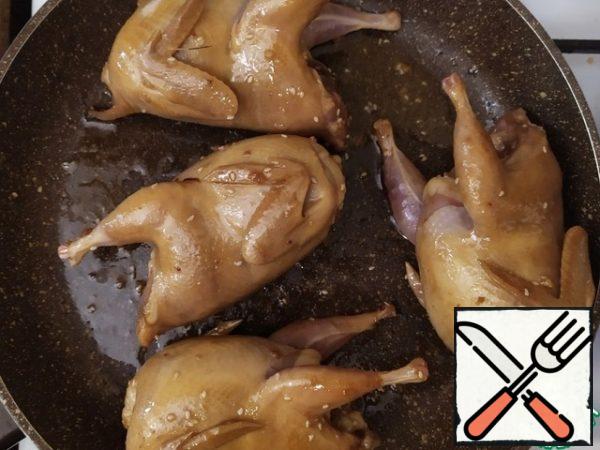 Fry the quails until brown.