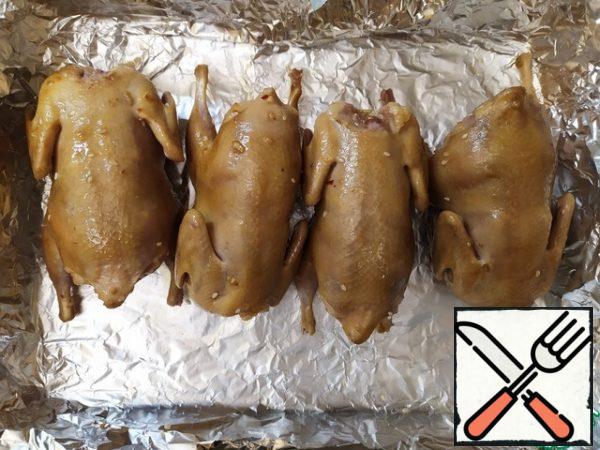 Place the quails in a baking dish and send them to the oven preheated to 190 degrees for 30 minutes or until ready.
After 15 minutes, we will get the quails, pour them with part of the marinade and put them back.