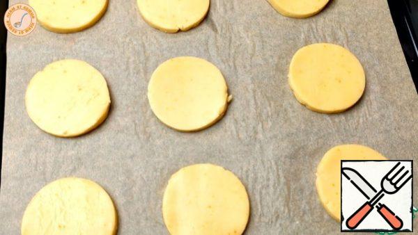 Forming cookies. Bake in the oven at 180 degrees for 15-20 minutes.