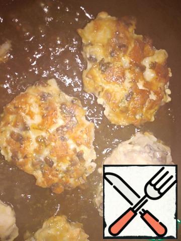 Cutlets are fried from 2 sides.
Turn over at medium heat-close the lid and fry the second side. Sometimes, perhaps, reduce the heat to low, then turn on the medium again-look at the situation, but do not fry for a long time, otherwise the chopped chicken cutlets will lose their juiciness.