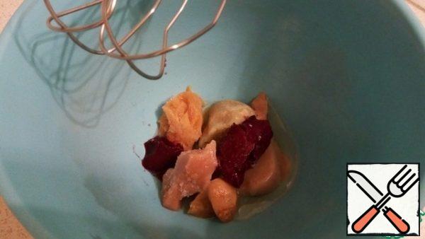 I take a ready-made puree, which is stored in my freezer, I prepare it in advance and it is always convenient to take the right amount and quickly make a dessert. Depending on what kind of puree you add to Apple will depend on your marshmallow color and taste, no colorants. Now I have a blackthorn, Apple, protein and start whipping