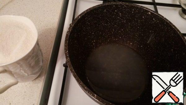 Now we begin to deal with agar-agar, first we combine it with water and put it on the fire. When the liquid is heated, it turns into a jelly-like mass, which means that the agar is good and we will succeed