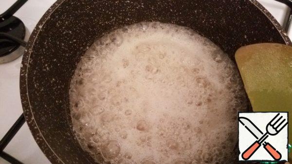 Let the mass boil, stir with a spatula so that the agar does not burn