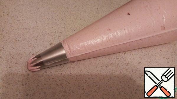 Then the finished mass is transferred to a pastry bag with a nozzle and proceed to the formation of the dessert