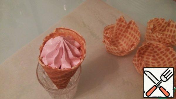 Fill the cones with marshmallows and they are ready to eat