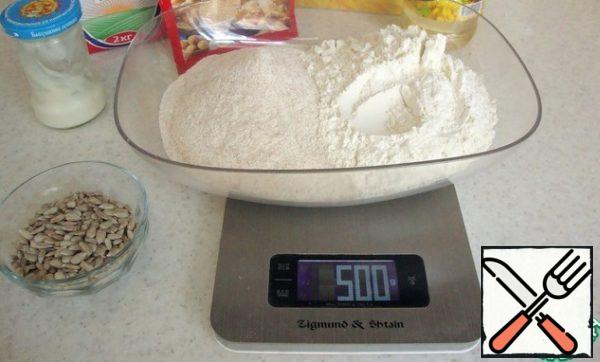 Prepare the necessary ingredients. Pre-sift the flour.