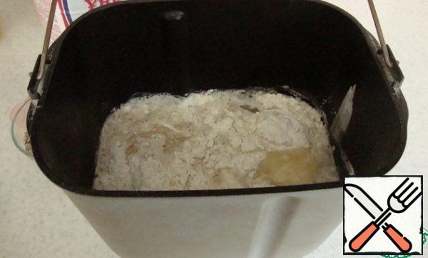 Load the ingredients into the bread maker bucket according to the instructions. I have first dry, then liquid.
In the process of kneading the dough, I recommend following the formation of a bun. You may need to adjust the amount of liquid or flour.
I didn't need to.