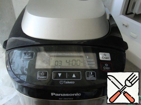Insert the bucket into the bread maker and set the baking mode.
In my bread maker, this is "Main with raisins". Select the "L"size.
Baking time is 4 hours.