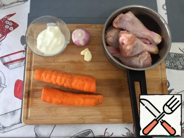 Prepare all the ingredients. Peel the vegetables.