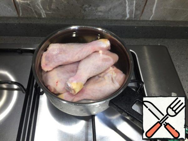 Boil the chicken legs over medium heat for 30 minutes.
