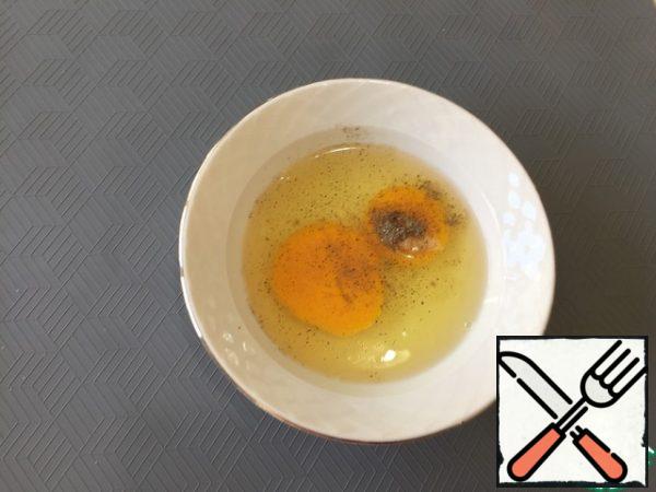 Break the eggs into a container. Add the spices and stir.