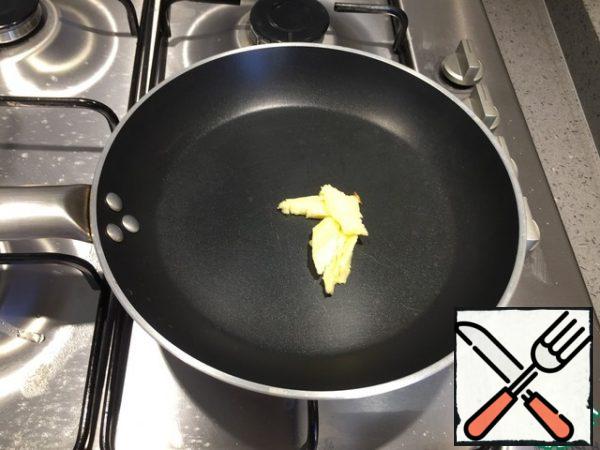 Melt the butter in a frying pan.