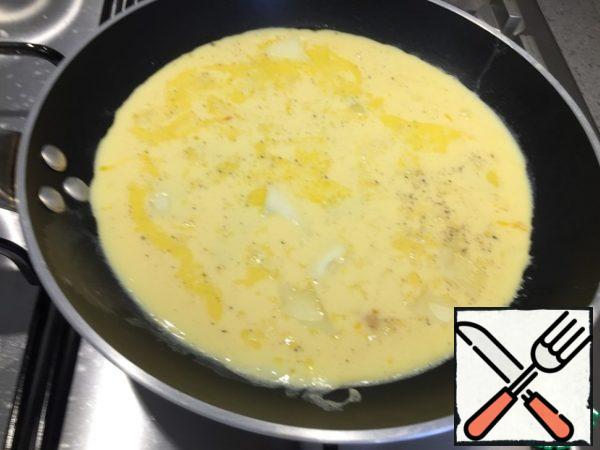 Pour the egg mixture into the pan. Sprinkle cheese on top. Cover with a lid for 2 minutes. Cook over medium heat. Then add the dill and cook for another 3-4 minutes.