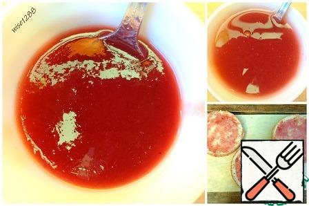 For impregnation, dilute the currant syrup with water. Soak the cakes.