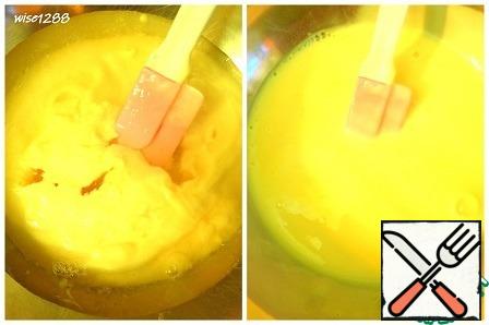 Prepare yogurt mousse: combine yogurt with gelatin and vanilla - beat with a mixer until smooth.
