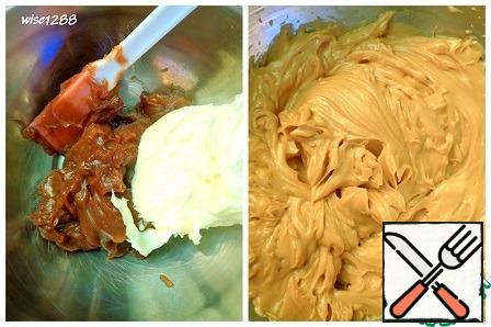 Prepare caramel cream: combine boiled condensed milk with butter at room temperature, beat. Visually divide the cream into two parts.