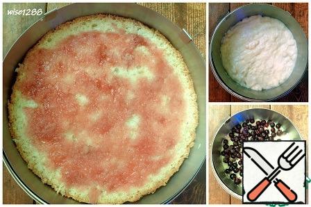 Put one part of the cake in a split cooking ring, pour in the yogurt mousse and spread out the black currant berries.