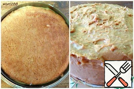 Finish the cake formation: cover with the third part of the cake, top and sides with the remaining caramel cream.