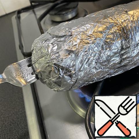 After 5-7 minutes, the eggplant will warm up and steam will start to appear on the sides. We continue to scroll slowly, evenly roasting the blue.