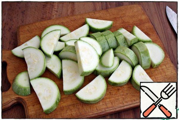 Zucchini cut lengthwise, cut into a thickness of about one and a half centimeters, throw in bulk in a baking tray...