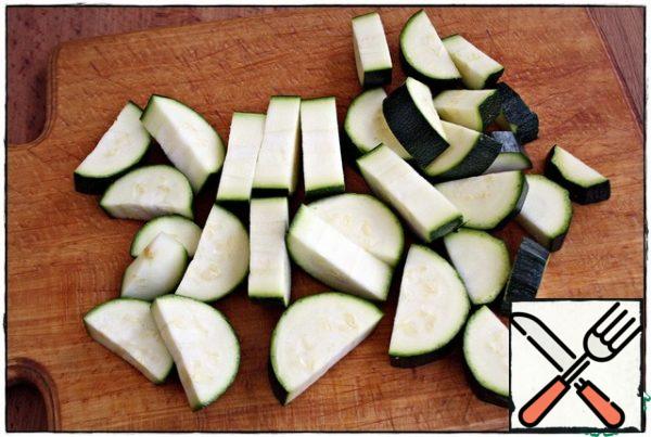 The zucchini in half lengthwise, cut into, throw down in the pan...