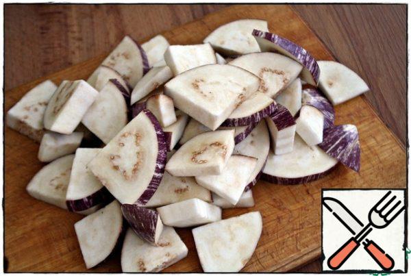If you have thin eggplants, then we cut them the same way, throw them in a baking tray. In the first photo, with eggplants, I got a little excited, took two large potbellies, but in fact only one went into the cut and I cut it into four parts, this was quite enough...