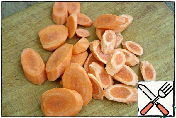 Cut the carrot in half thinner, about 5-7 millimeters and also throw it into the baking tray...