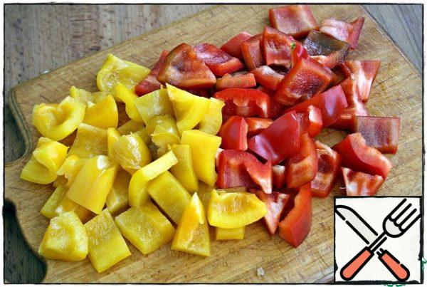 Pepper cut, clean from seeds and cut into large pieces, throw in a baking tray...