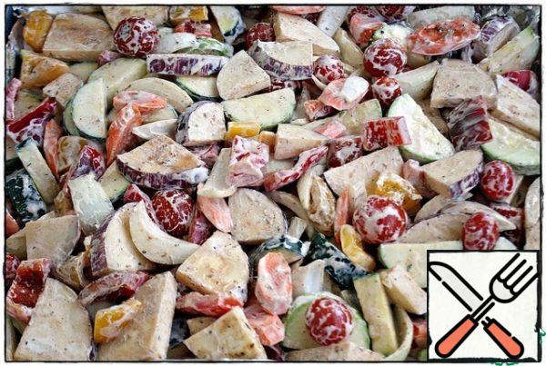 Everything is carefully and thoroughly mixed, sent to the oven, preheated in convection mode to 180 degrees for 25-30 minutes. If You do not have this mode - it does not matter, put it in normal mode, you can add "gas" to 200 degrees and keep an eye on the readiness of vegetables...