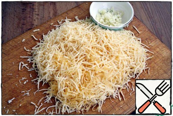 While the oven is puffing and trying to cook vegetables, we finely chop the garlic, grate the cheese on a fine grater, and in the remaining time we can have a beer of tea (some with a battering RAM, some with a cupcake), put the naughty child in a corner, or otherwise spend a pleasant time...