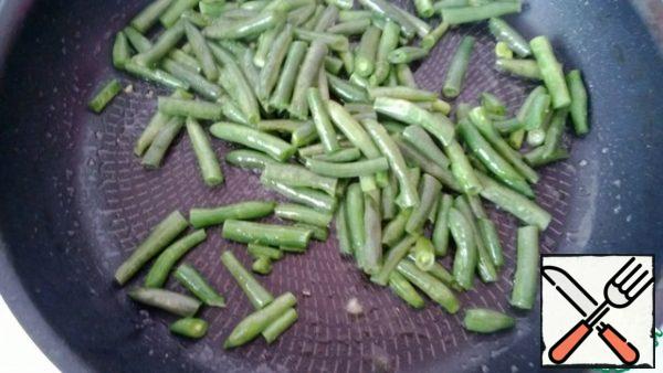 Defrost the string beans, lightly fry, salt and sprinkle with any seasonings.