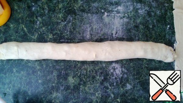 Roll the strips into a roll. On one side, brush the edge with beaten egg. With the following strips, we proceed in the same way.