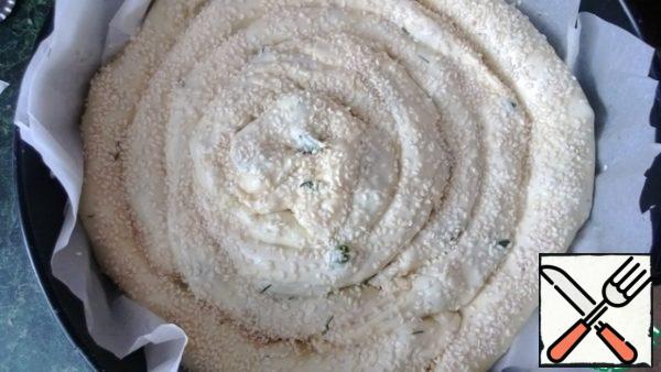 Form d22cm cover with baking paper, grease with vegetable oil. Lay out the rolls, giving the pie a spiral shape. Top with beaten egg and sprinkle with sesame seeds.